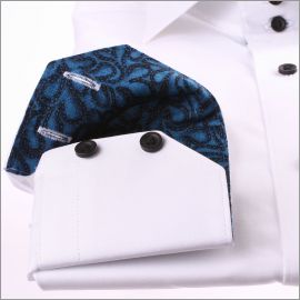 Chemise blanche à col et poignets à motifs bleus et noirs