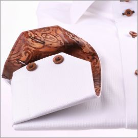 Chemise blanche à col et poignets à motifs marrons