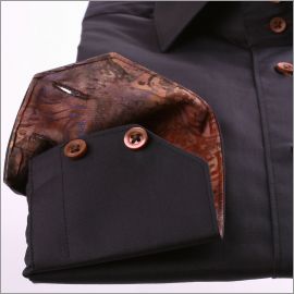 Chemise noire à col et poignets à motifs marrons
