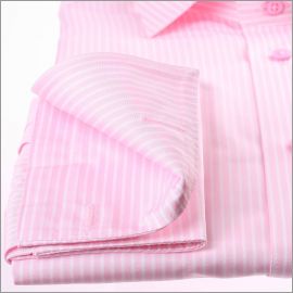 Chemise rose à rayures blanches et poignets mousquetaires