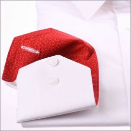Chemise blanche à col et poignets à motifs rouges
