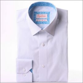 Chemise blanche à fines rayures bleues, col et poignets à fleurs bleu turquoise