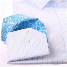 Chemise blanche à fines rayures bleues, col et poignets à fleurs bleu turquoise