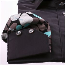 Chemise noire à col et poignets à motifs blancs, gris et turquoises