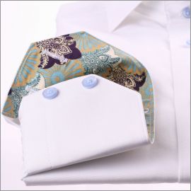 Chemise blanche à col et poignets à motifs verts, bleu clair et bleu marine