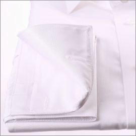 Chemise blanche à poignets mousquetaires