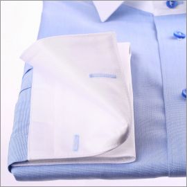Chemise bleu moyen à col et poignets mousquetaires blancs