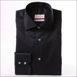 Chemise gris foncé à boutons bleu clair