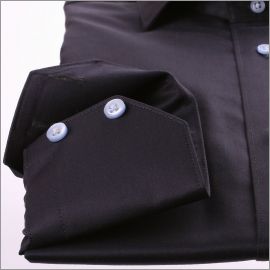 Chemise gris foncé à boutons bleu clair