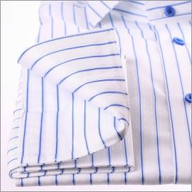 Chemise blanche à fines rayures bleu clair et bleu foncé et poignets mousquetaires