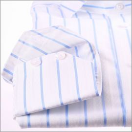 Chemise blanche à rayures bleu clair