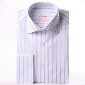 Chemise blanche à rayures bleu clair et poignets mousquetaires
