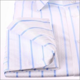 Chemise blanche à rayures bleu clair et poignets mousquetaires