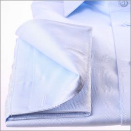 Chemise bleue à poignets mousquetaires