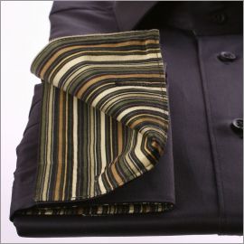 Chemise noire à col et poignets mousquetaires à rayures beiges et kakis