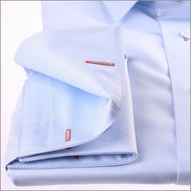 Chemise bleue à col à motifs marrons et poignets mousquetaires
