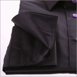 Chemise noire à col à rayures multicolores et poignets mousquetaires