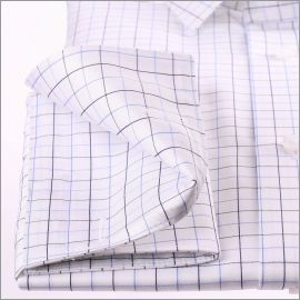 Chemise blanche à carreaux bleus et poignets mousquetaires