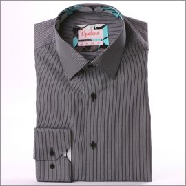 Chemises gris foncé à fines rayures blanches, col et poignets à motifs turquoises