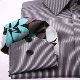 Chemises gris foncé à fines rayures blanches, col et poignets à motifs turquoises