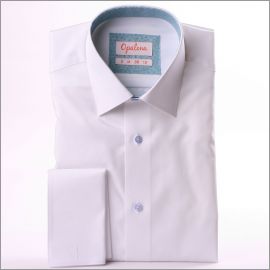 Chemise blanche à poignets mousquetaires et col à motifs bleu ciel