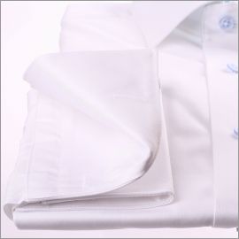 Chemise blanche à poignets mousquetaires et col à motifs bleu ciel