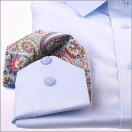 Chemise bleue à col et poignets à motifs bleus, verts et rouges