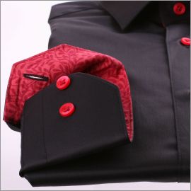 Chemise noire à col et poignets à motifs rouges