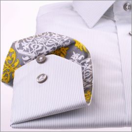 Chemise à fines rayures blanches et grises, col et poignets à motifs jaunes et gris