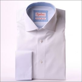 Chemise blanche à col et poignets mousquetaires à motifs bleus