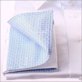 Chemise blanche à col et poignets mousquetaires à motifs bleus