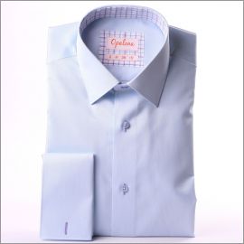 Chemise bleu clair à col et poignets mousquetaires à carreaux blancs, bleus et mauves