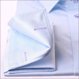 Chemise bleu clair à col et poignets mousquetaires à carreaux blancs, bleus et mauves