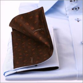 Chemise bleu clair à col et poignets mousquetaires à motifs marrons