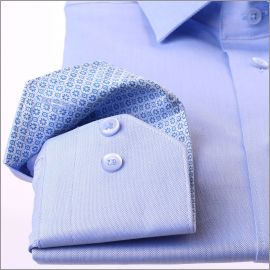 Chemise bleue à col et poignets à motifs bleus