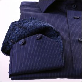 Chemise bleu marine à fines rayures bleues, col et poignets à motifs fleuris bleus 