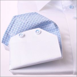 Chemise blanche à col et poignets à motifs bleus