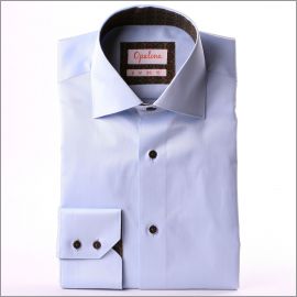 Chemise bleu clair à col et poignets à motifs marrons
