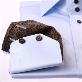 Chemise bleu clair à col et poignets à motifs marrons