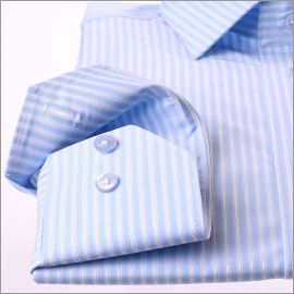 Chemise bleue à rayures blanches