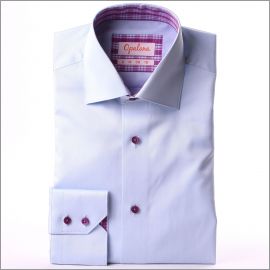 Chemise bleu clair à col et poignets à carreaux violets et bleus