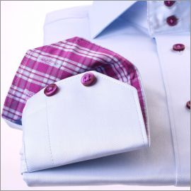 Chemise bleu clair à col et poignets à carreaux violets et bleus