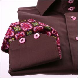 Chemise marron foncé à col et poignets à motifs muticolores
