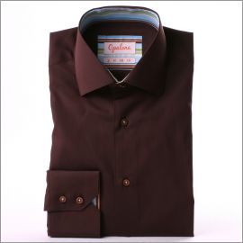 Chemise marron foncé à col et poignets rayés bleus et verts