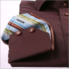 Chemise marron foncé à col et poignets rayés bleus et verts