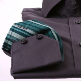 Chemise gris foncé à col et poignets rayés bleu-vert