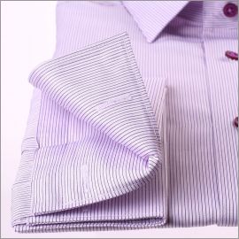 Chemise mauve à fines rayures violettes et poignets mousquetaires