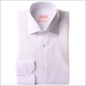 Camisa blanca de tela de gabardina