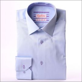 Chemise bleu clair à col et poignets à rayures violettes