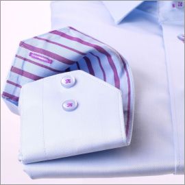 Chemise bleu clair à col et poignets à rayures violettes